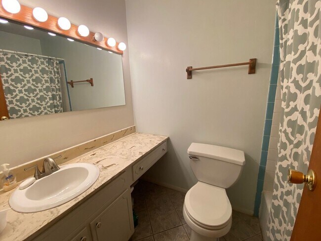 Building Photo - 6-Bedroom Single Family Home