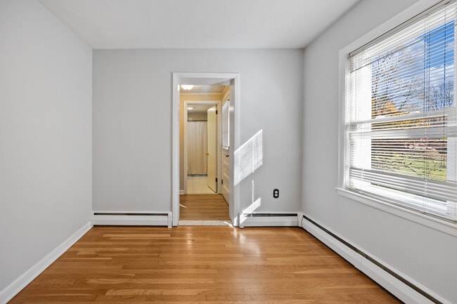 Building Photo - 678 Bartholomew Rd