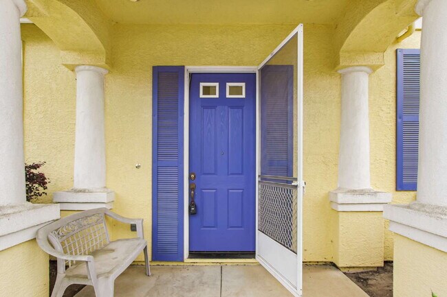 Building Photo - Short term room for rent