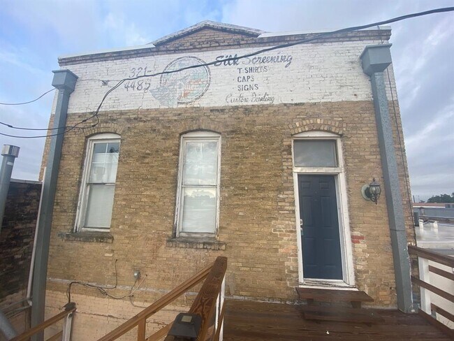 Building Photo - 1009 Main St