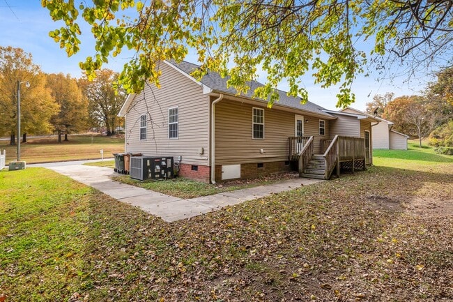 Building Photo - SW - Like New Home! Newer SS Appliances & Cabinets, Ceiling Fans, Blinds, Front Porch and Deck. M...