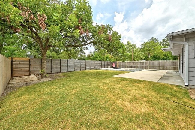 Building Photo - 6906 Twin Crest Dr