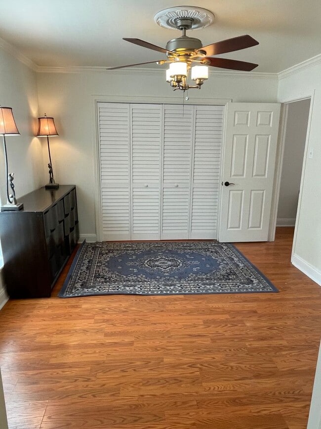 Building Photo - Great Corner Unit in University Area with Gated Parking