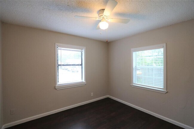 Building Photo - 8418 Grovecrest Dr