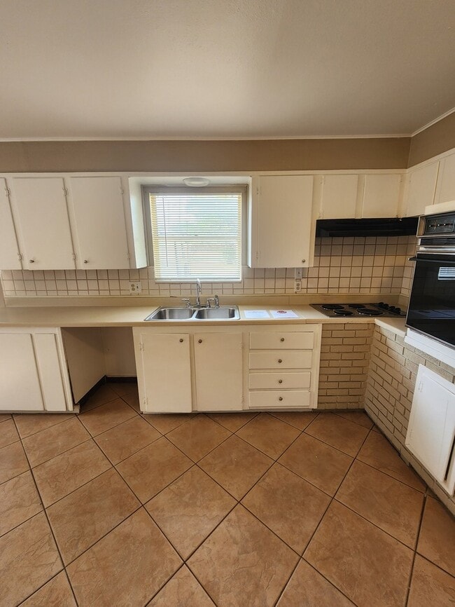Building Photo - 3 bed 2 bath home, move in ready!