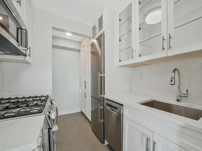 Building Photo - 460 E 79th St