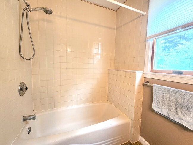 Building Photo - 9 Wisteria Ln