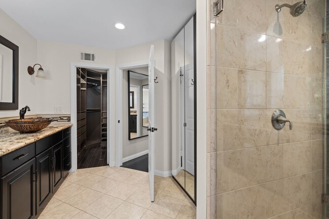 Building Photo - 5 Bedroom 5.5 Bathroom Pool Home in Encino