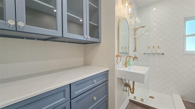 Building Photo - 515 34th Ave NE