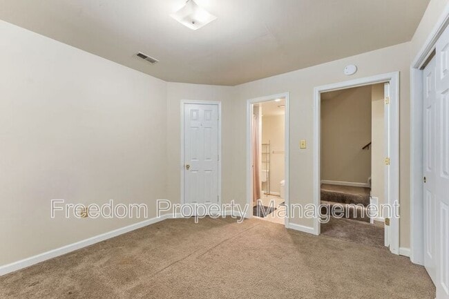 Building Photo - 726 Pine Tree Ct