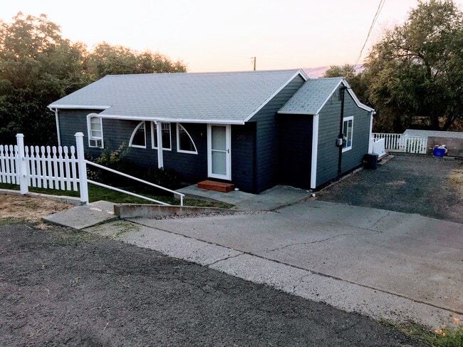 Primary Photo - 2415 E 12th St