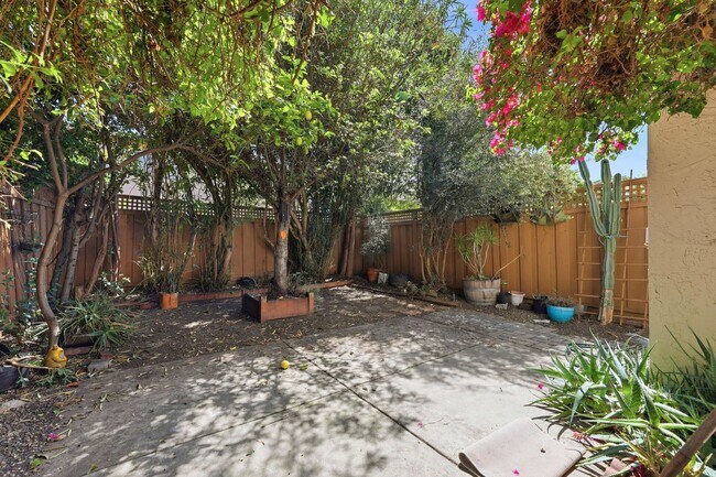 Building Photo - 2071 Holly Branch Ct