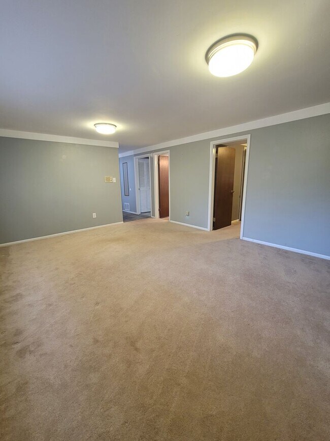 Building Photo - Gorgeous 4 Bedroom Home for Rent on Buckho...