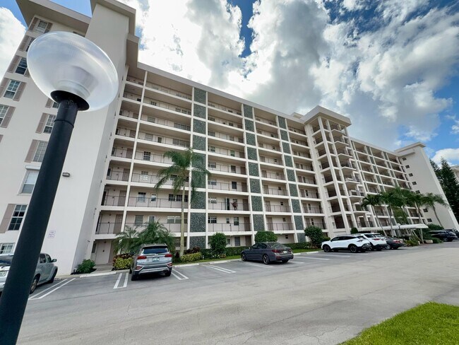 Building Photo - 3100 N Palm Aire Dr