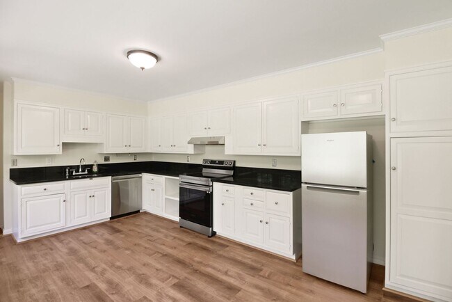 Building Photo - 3 Bed 3 Bath - Potomac Falls Rambler - 2 Car Garage