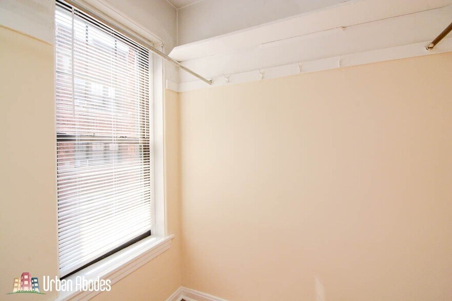 Building Photo - 4415 N Wolcott Ave