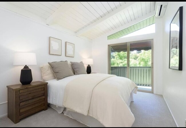 Building Photo - Beautiful 2 bed 1 bath end unit condo/town...