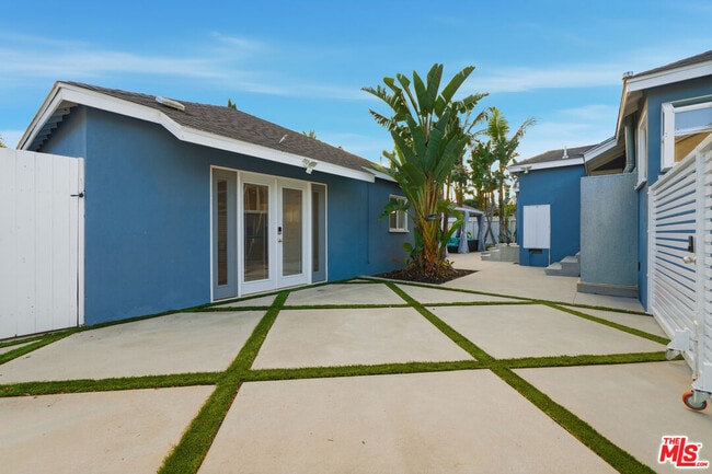 Building Photo - 15040 Hamlin St