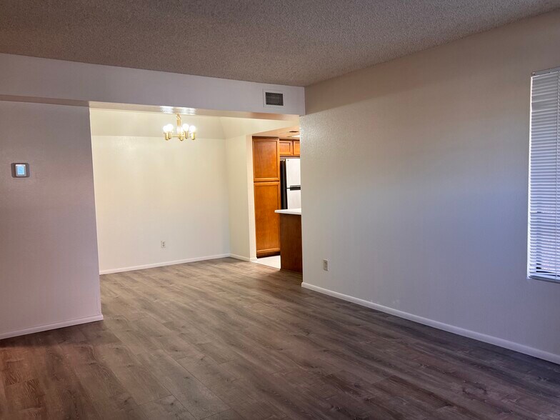 Building Photo - 700 E Mesquite Cir