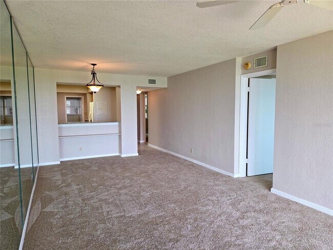 Building Photo - 5801 Bahia Del Mar Cir N