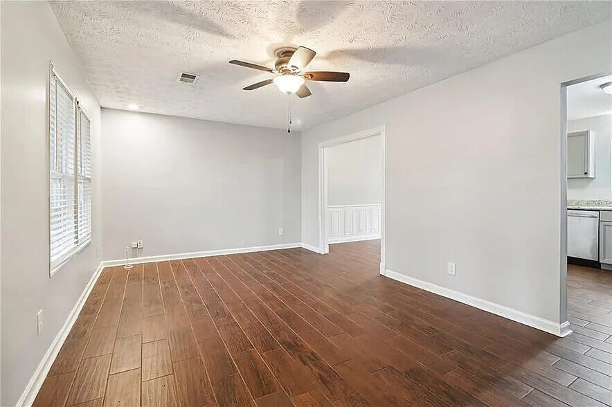 Building Photo - Room in House on Alicia Ct