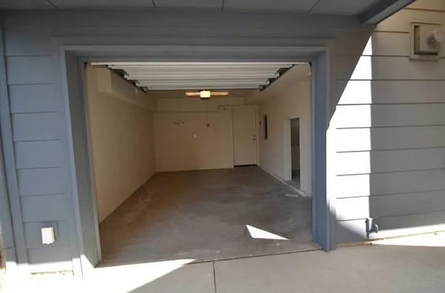 Building Photo - Two Bedroom, One and a Half Bath Townhome - Right Next to Fairmount Park