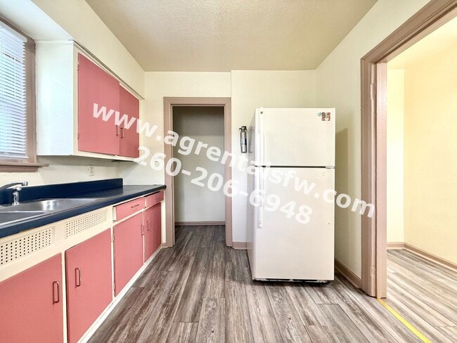 Building Photo - 3 Bedroom House