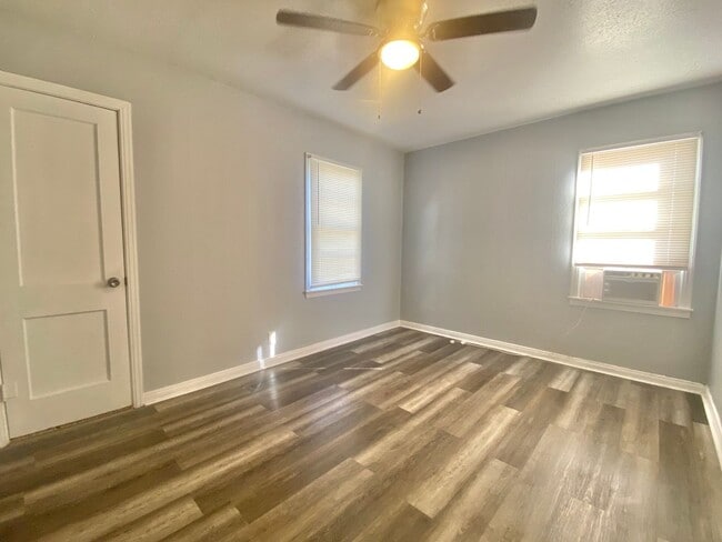 Building Photo - 2 bed 1 bath 1 car garage available now