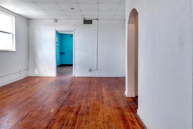 Building Photo - 521 N Dixie Hwy