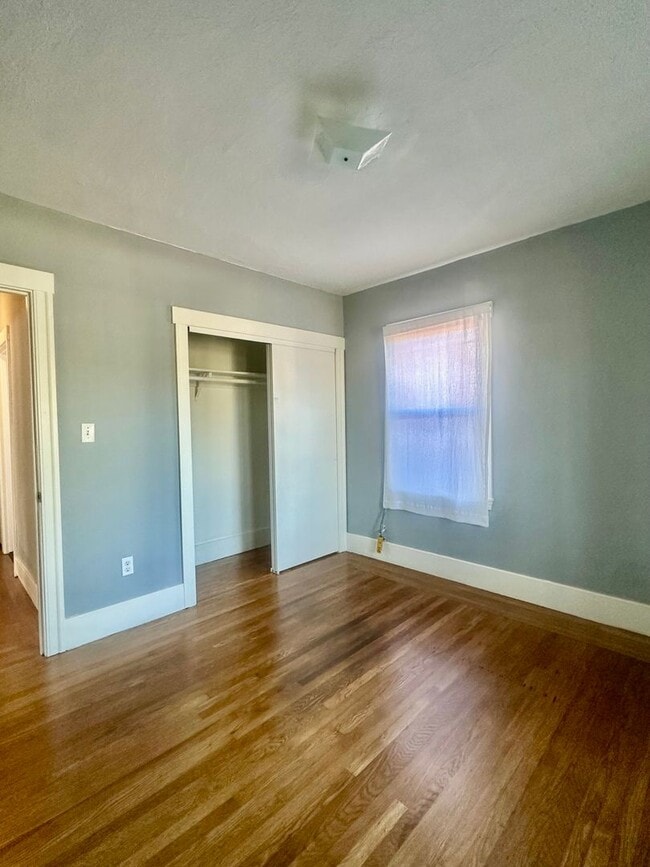Building Photo - Charming single family home available for ...