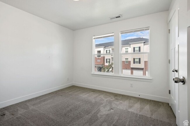 Building Photo - "Spacious 3-Bed Townhouse in Herriman – Yo...