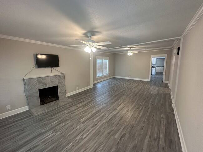Building Photo - Beutifully Updated 2 Bedroom Home in Dixieland Community in South Lakeland