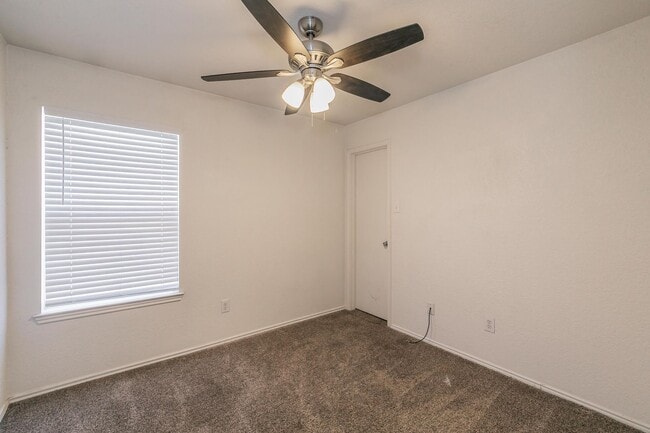 Building Photo - Newly Remolded in Lakewood-walking distance to the lake