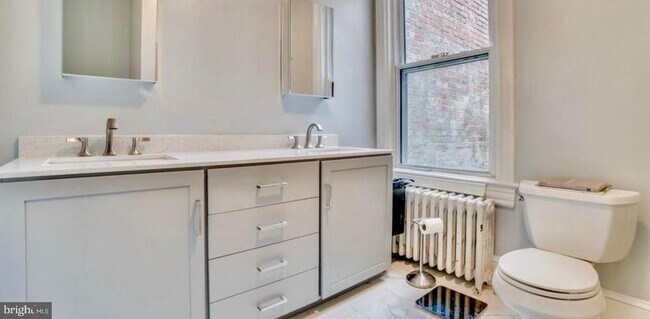 Building Photo - 726 3rd St NE