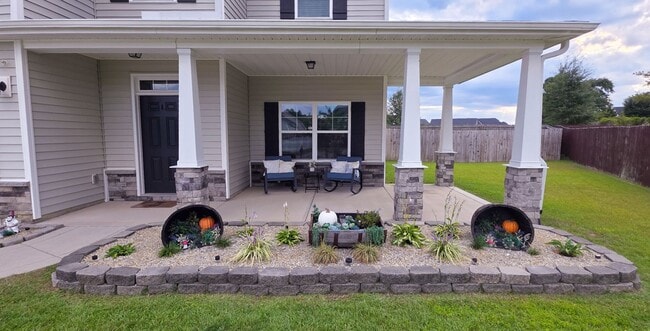 Building Photo - Gorgeous 4 Bed 2.5 Bath Home with Fenced Backyard