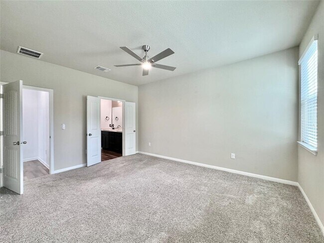 Building Photo - 1701 Logan Dr