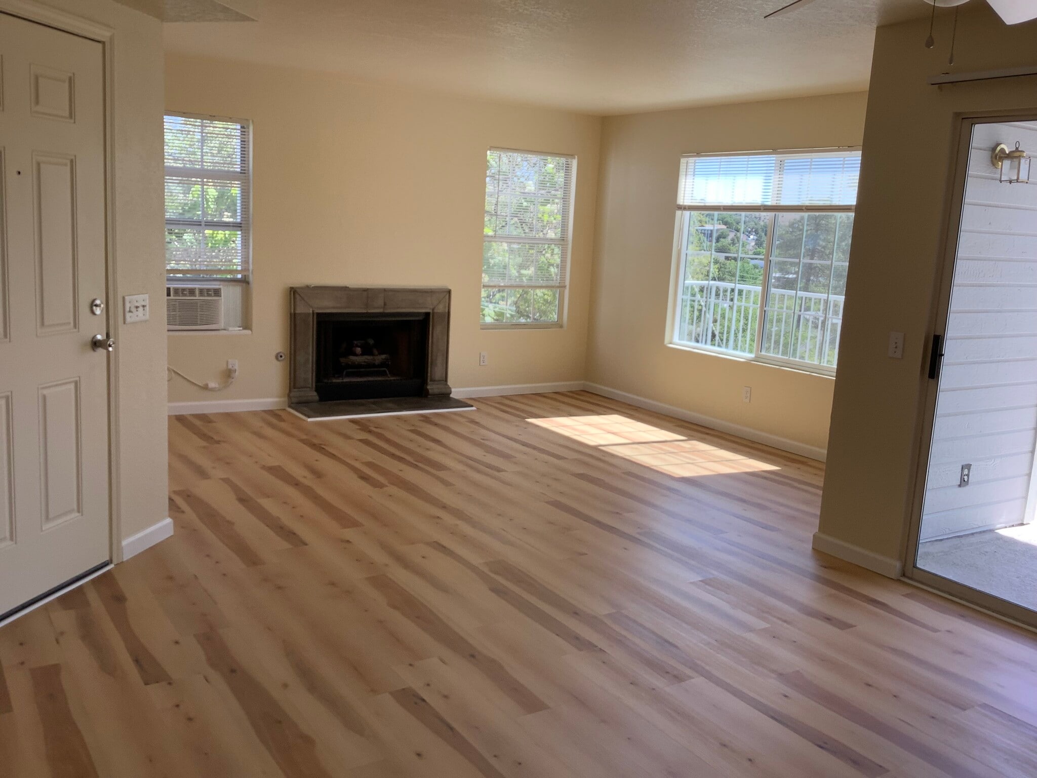 Building Photo - 604 N Bagby Dr