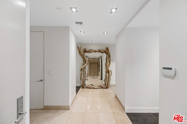 Building Photo - 443 N Palm Dr