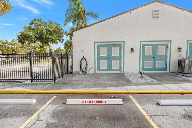 Building Photo - 9224 Mission Oaks Blvd