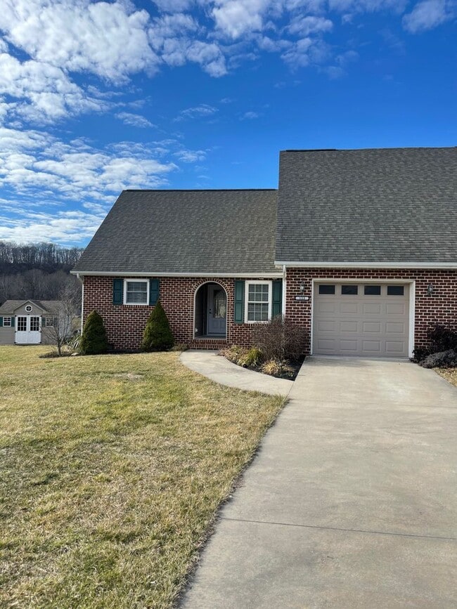 Building Photo - Duplex in Turner Ashby School District