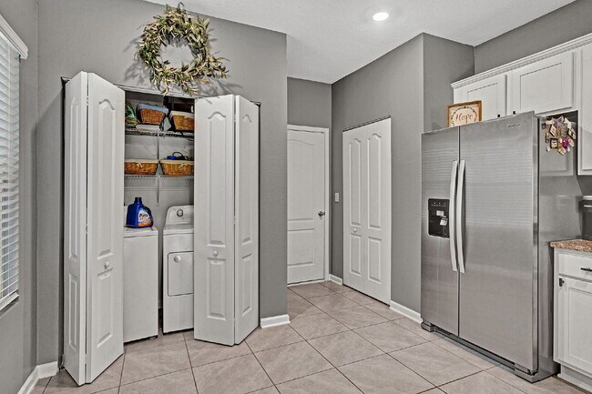 Building Photo - 2 bedroom 2.5 townhome in St. Johns for rent.