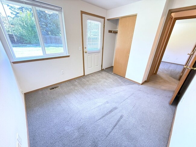 Building Photo - BONUS RENT SPECIAL! 3 Bed on Cul-de-sac wi...