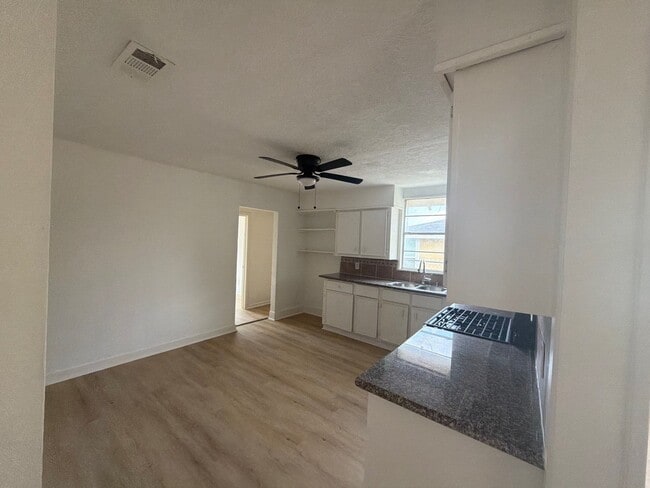 Building Photo - 121 N Spooner St