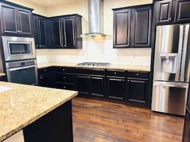 Building Photo - $2,695 Beautiful Barclay Square 4 Bed / Ha...