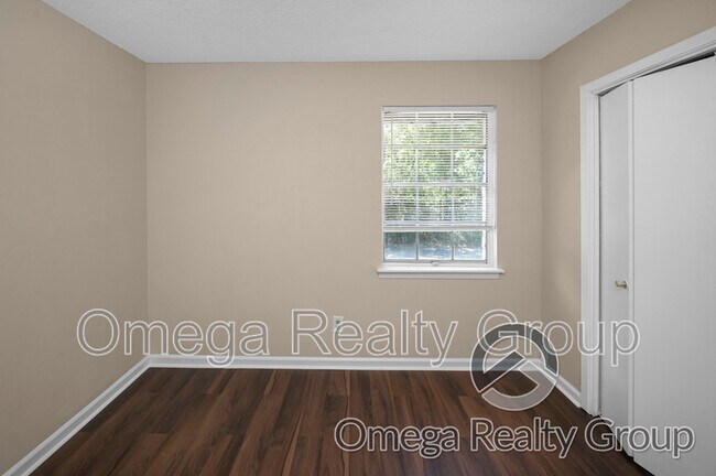 Building Photo - 425 Oakwood Ave