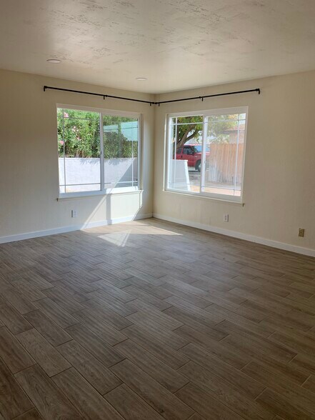 Living room - 325 W Howell Ave