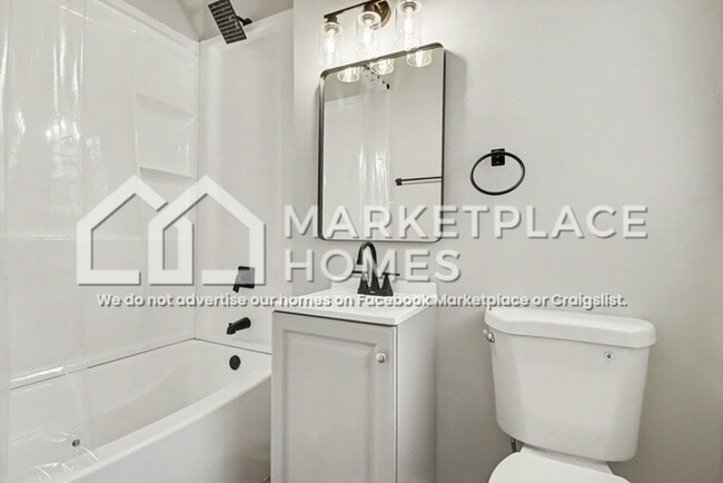 Building Photo - 876 Custer St