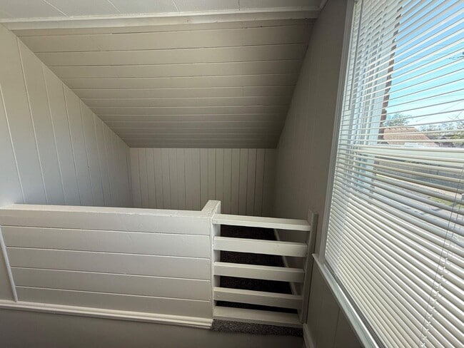 Building Photo - Renovated Single-Family Home – We Welcome ...