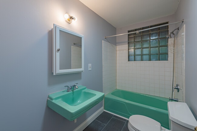 Building Photo - 104 N Graham