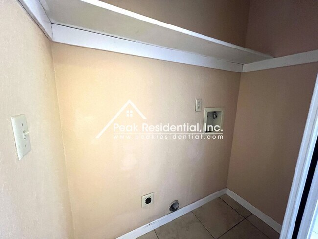 Building Photo - Spacious Elk Grove 2bd/2ba Triplex